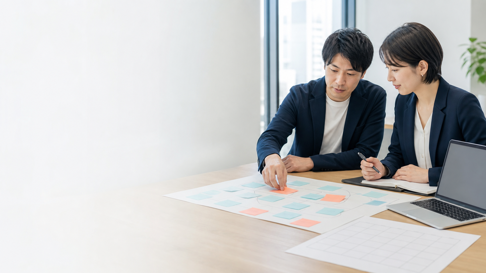 2人の担当者が情報のテーママップを整理する様子