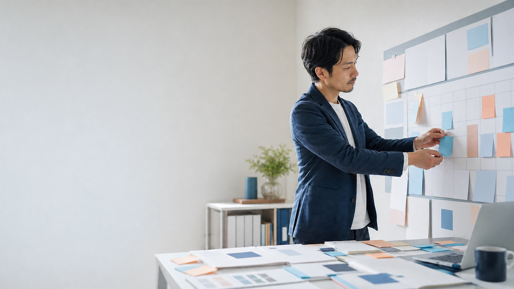 発信テーマと優先順位を設計する担当者の様子