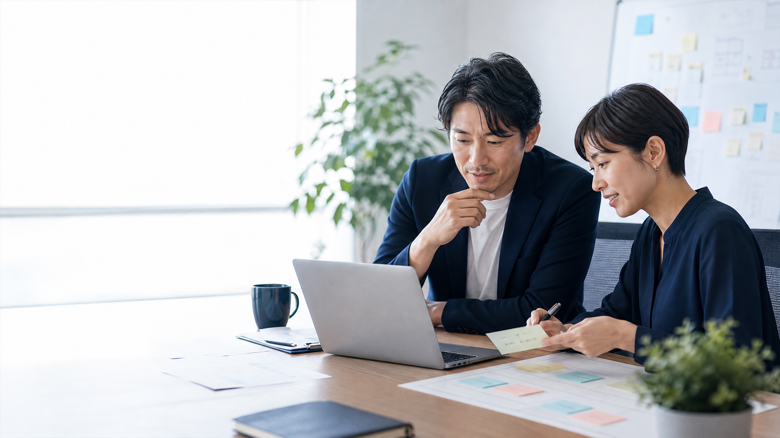 発信テーマと顧客の質問を確認する日本人の経営者と担当者